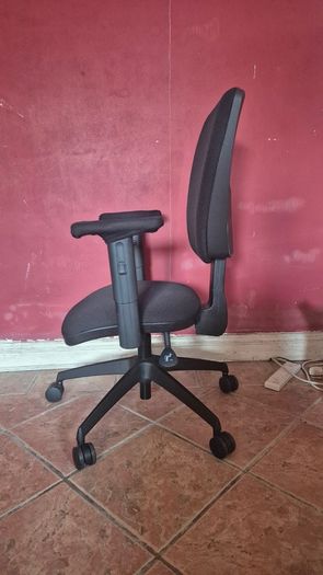 Comfortable Black Office Chair (Adjustable & Reclining )