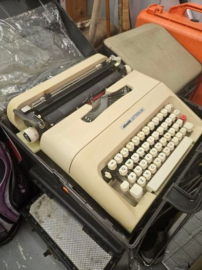 olivetti. lettera 35 typewriter