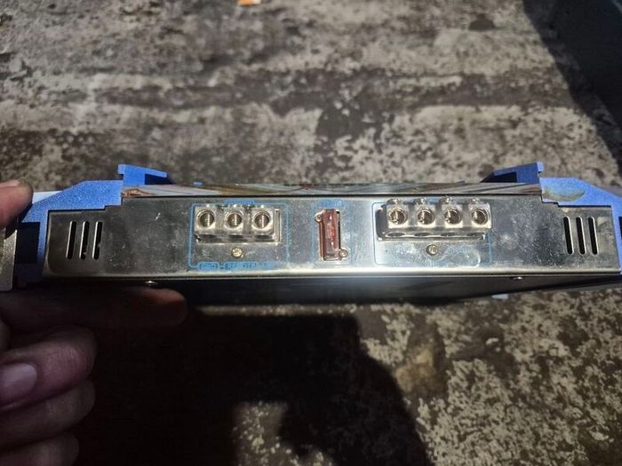 12 volt amplifier and capacitor