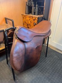 Silhouette jumping saddle 17in