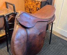 Silhouette jumping saddle 17in