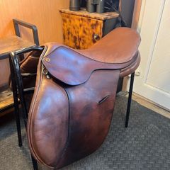 Silhouette jumping saddle 17in