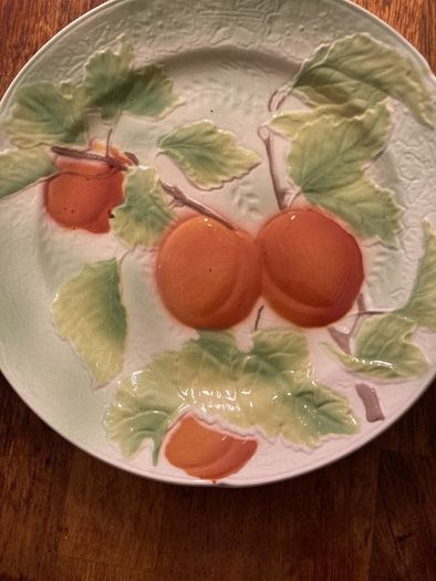 Print a la Main - St Clement France - 21 cm diameter colourful plate with Peaches and Leaves