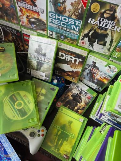 Xbox 360, 3 Controllers, 58 Games