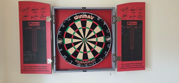 Winmau Dartboard and Mat
