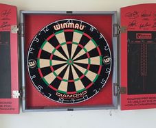 Winmau Dartboard and Mat