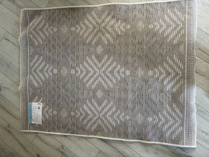 Diamond tufted rug
