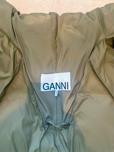 Stunning Ganni oversize Tech Puffer in like new condition. RRP euro 760