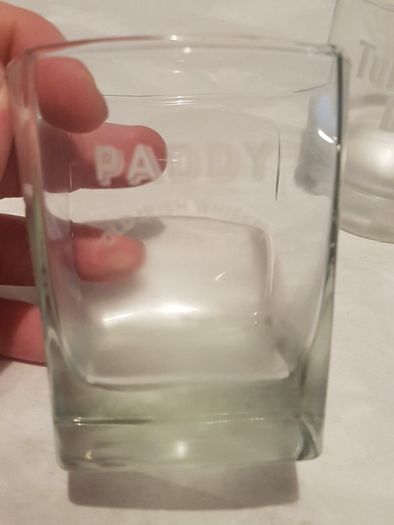 4x glasses ,,2x whiskey glasses 2 x baileys glasses tumblers 1x johnnie walkers 1 x tullamore dew, 2x Bailey's ,prefect condition,,buyer collects thank you,powers sold .