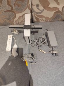 Nintendo Wii console, controller, power supply, motion bar,AV cable. No games