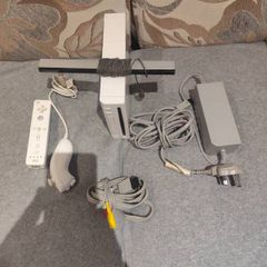 Nintendo Wii console, controller, power supply, motion bar,AV cable. No games