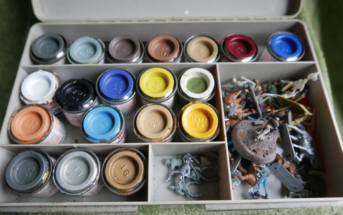 Humbrol Enamel Paint set Multi Colour and soldiers