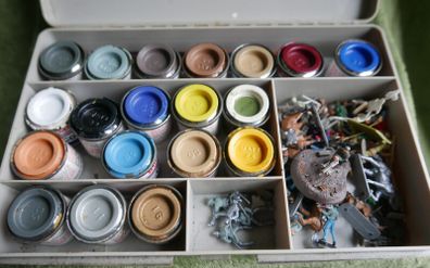 Humbrol Enamel Paint set Multi Colour and soldiers