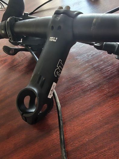 Flat bar with Shimano hydraulic brakes and shifters