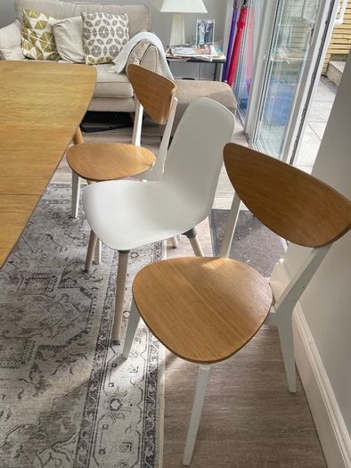 Extendable dining table and chairs