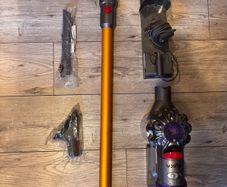 Dyson V8