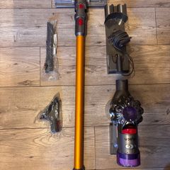 Dyson V8