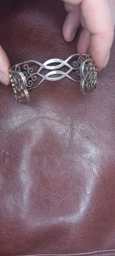 Vintage jewelry is sold individually for 5 to 10 euros