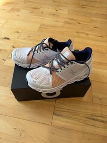 Women's On Cloudstratus white/almond size 38