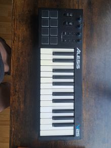Alesis V5 Midi Keyboard