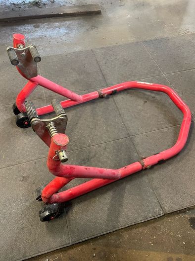 Front paddock stand