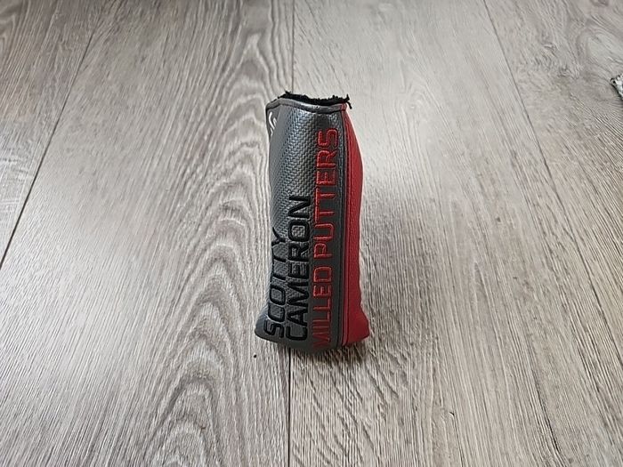 Scottie Cameron putter headcover