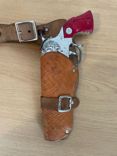 Vintage Lonestar cap guns with caps, leather  holsters with belt with cowboy hat c1960/70s