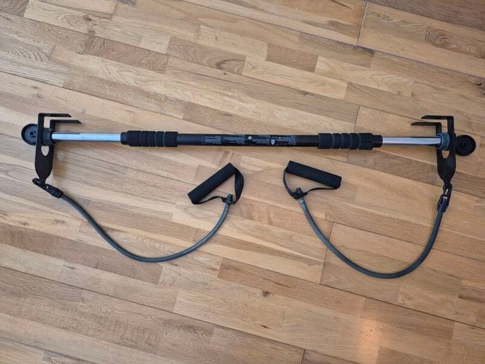 Toning bar with resistance bands