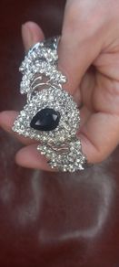 Vintage jewelry is sold individually for 5 to 10 euros