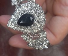 Vintage jewelry is sold individually for 5 to 10 euros
