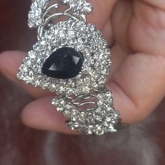 Vintage jewelry is sold individually for 5 to 10 euros