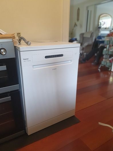 Nearly new dishwasher