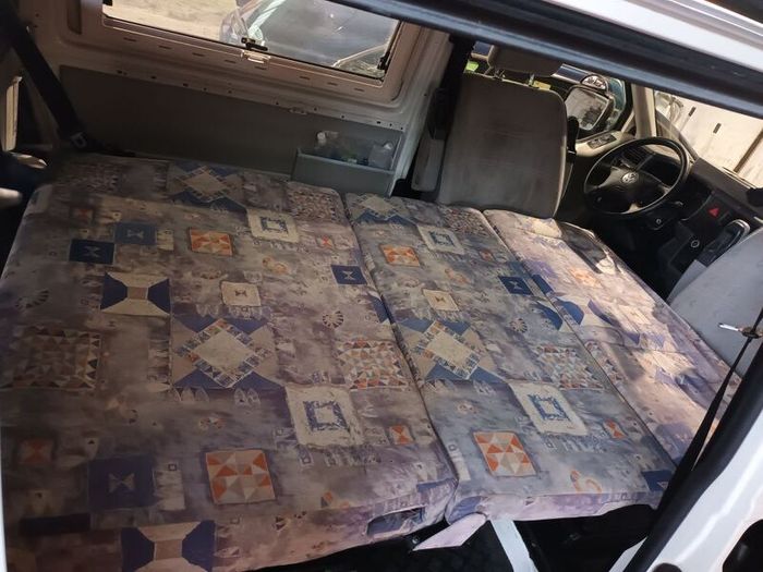Rock'n'roll bed with seatbelts