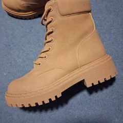 Brown boots (size 5)