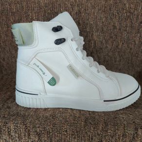 White Hightops Trainers, size 6