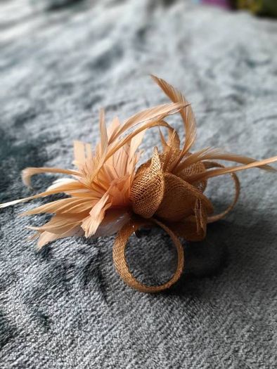 Gold hair fascinator