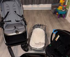 Zummi Zenith 3-in-1 Travel System Bundle with EnfaSafe Car Seat and ISOFix Base Pebble