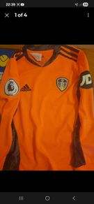 leeds United Age 7/8 goalkeeper shirt and shorts