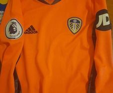 leeds United Age 7/8 goalkeeper shirt and shorts