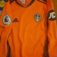 leeds United Age 7/8 goalkeeper shirt and shorts