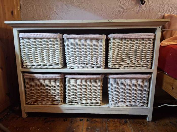 Storage unit with wicker baskets