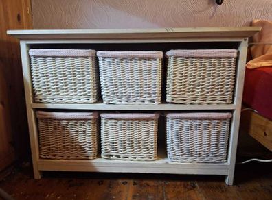 Storage unit with wicker baskets