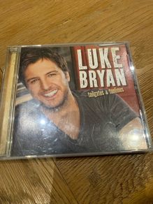 Luke Bryan / Tailgates and Tanlines