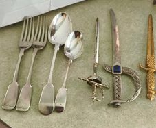 Vintage -Fiddle Pattern- silver plated flatware 4 pieces, similar in style to those produced in the Victorian era 18.00E. And 3 letter opener each is 10.00 euro