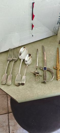 Vintage -Fiddle Pattern- silver plated flatware 4 pieces, similar in style to those produced in the Victorian era 18.00E. And 3 letter opener each is 10.00 euro