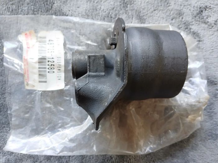 Genuine Toyota Corolla E12,verso Part 48725-12580 (bush, Rear Axle Carrier, Rh)