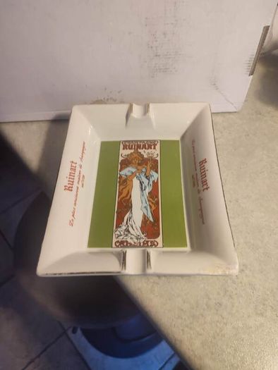 Ruinart ashtray in vintage porcelain with some repair on one edge of it, French Champagne, Gift Champagne Made in France