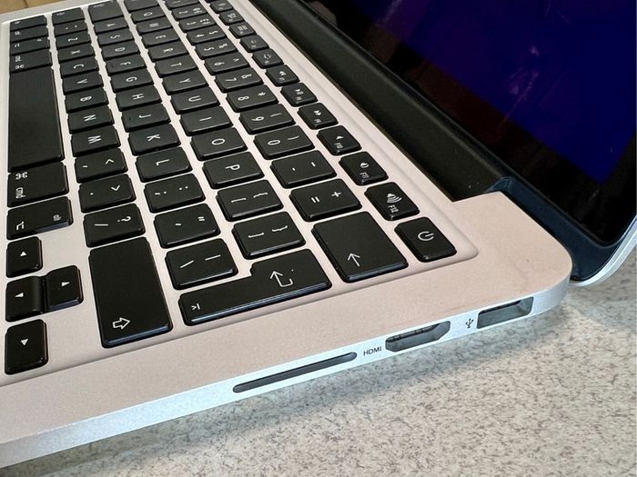 Apple MacBook Pro 13 2.7Ghz Dual core intel Core i5  16GB 1867 Mhz DDR3  250 SSD