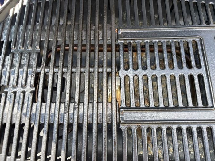 Weber Q 2000 Gas BBQ with Stand Used ONCE