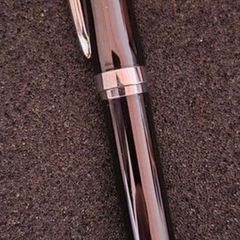 Fountain pen, cased.